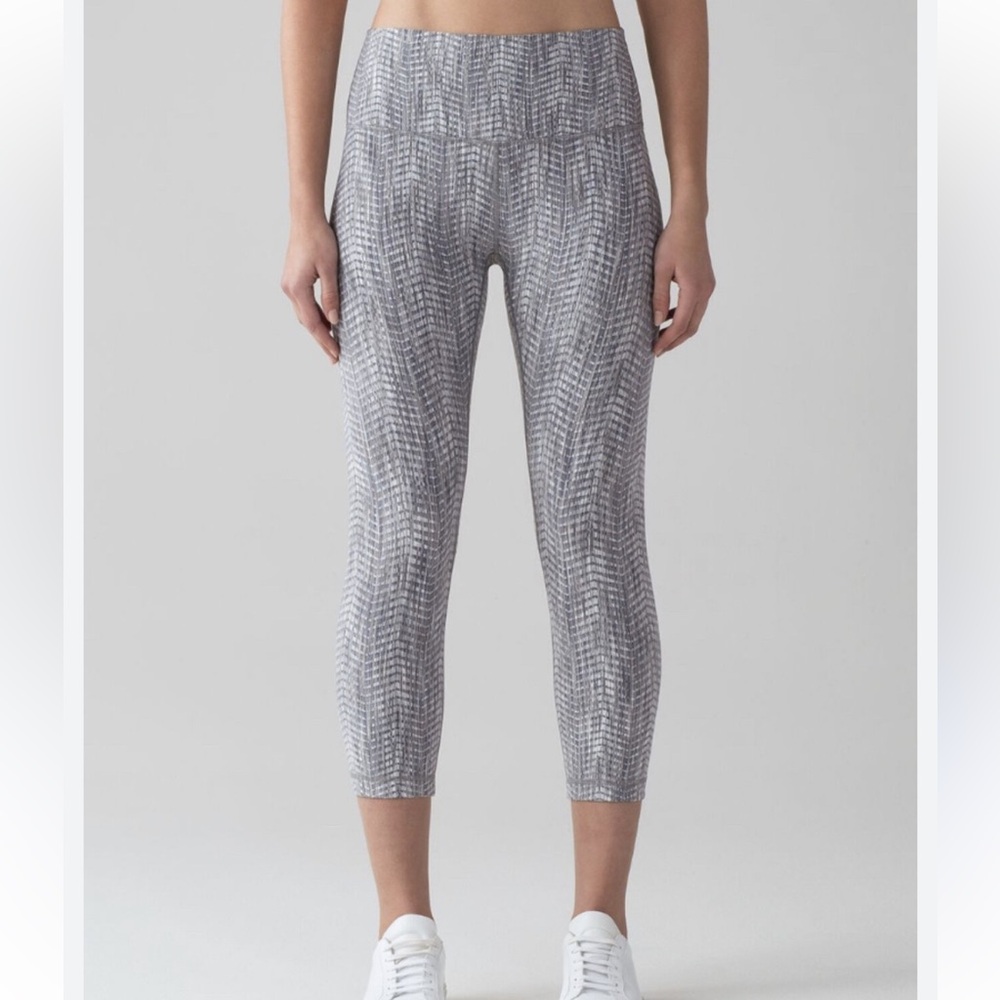 Lululemon Wunder Under High rise 7/8 crop in size 8
